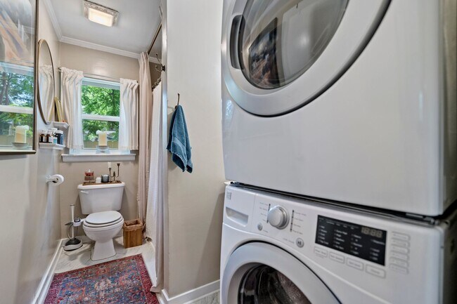 Building Photo - Available mid-June! 2 Bed Duplex In The He...