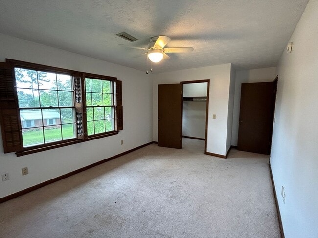 Building Photo - 504 Stoney Brook Dr SW