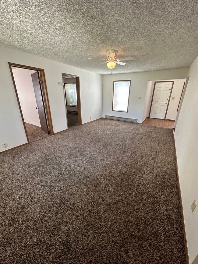 Building Photo - $1,200 / - 950ft2 - 2 Bedroom 1 bath Ranch...
