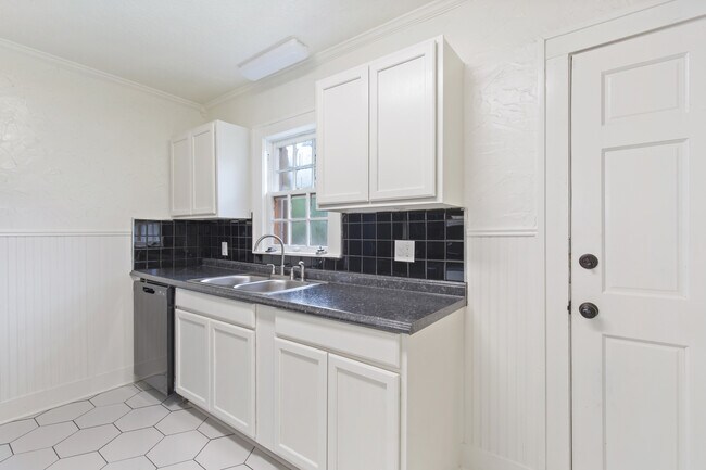 Building Photo - 1304 S Oswego Ave