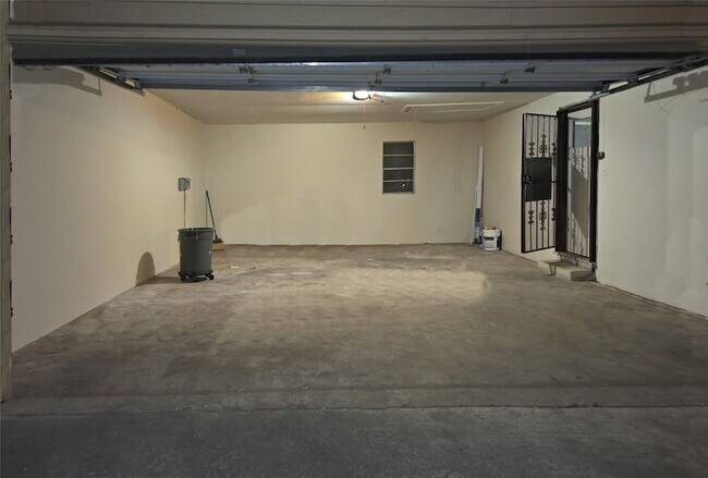 Building Photo - 648 Penguin Dr