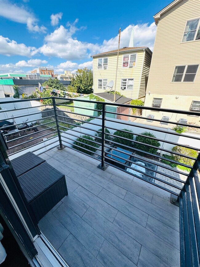 Building Photo - 114 Bleecker St