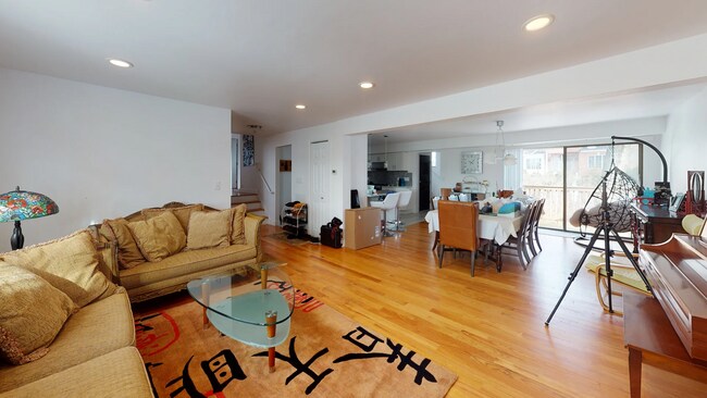 Building Photo - Gorgeous Chestnut Hill Townhouse Available 9/1/26