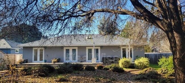 Building Photo - 1267 SW Ironwood Dr