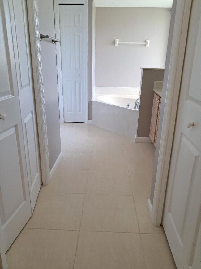 Building Photo - 242 SW Amesbury Ave