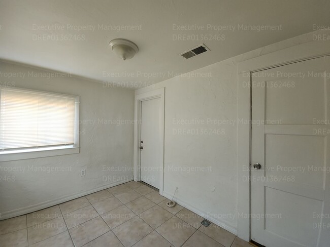 Building Photo - Move in ready. 3 bedrooms/ 1.5 bath, yard,...