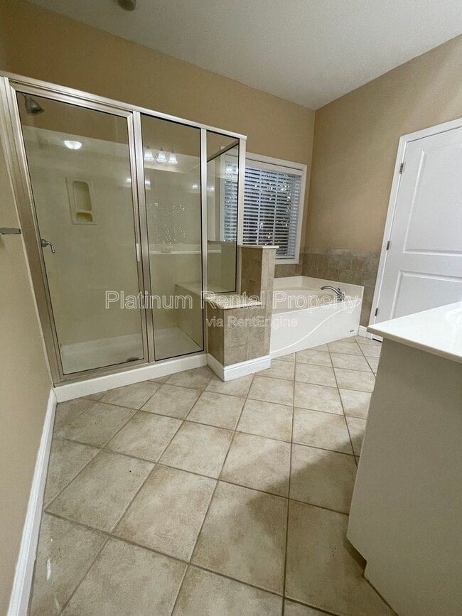 Building Photo - 546 Town Square Way