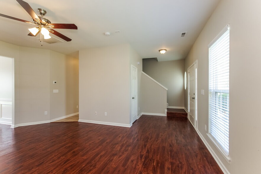 Building Photo - 8729 Rozumny Dr