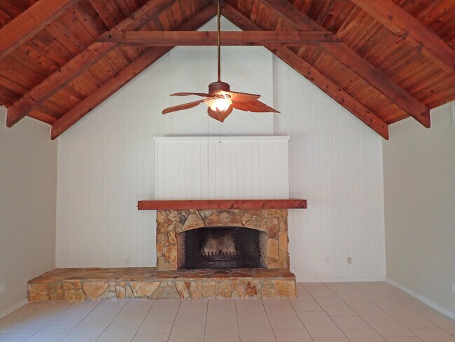 Building Photo - 525 Hidden Creek Dr