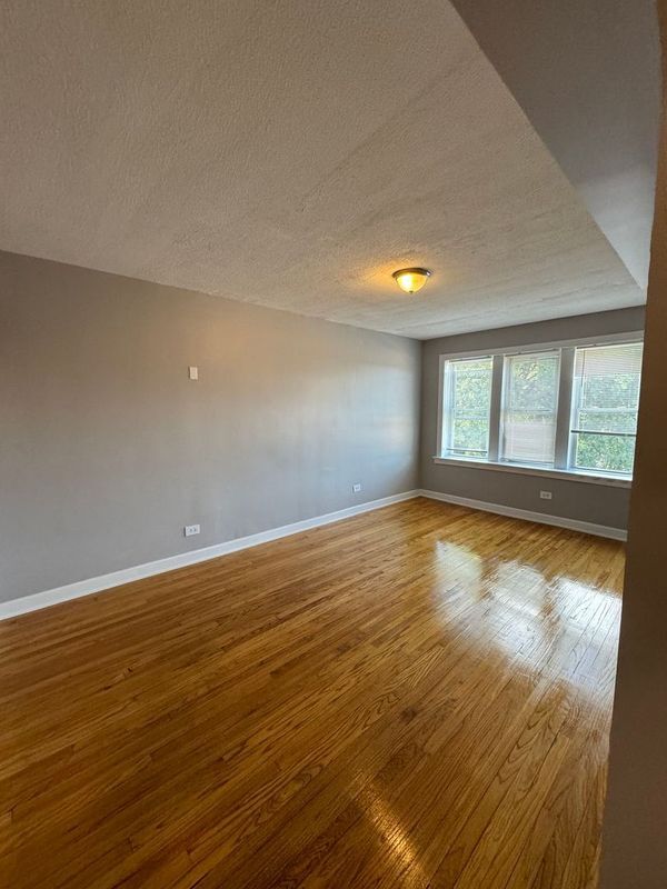 Building Photo - 1127 E 81st St