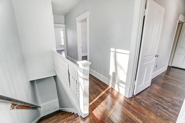 Building Photo - Three Bedroom Home in Hamilton!