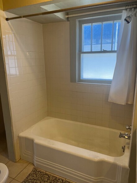 Building Photo - 831 E Platte Ave