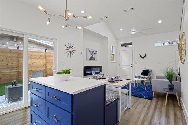 Building Photo - 2102 E 2nd St