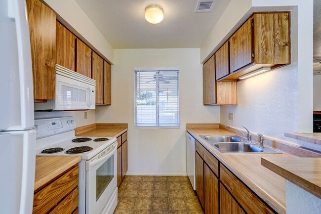 Building Photo - Condo in Montana Villas!