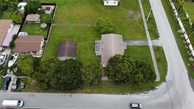 Building Photo - 640 SW 5th Ave