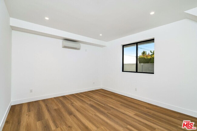Building Photo - 2204 1/2 Carmona Ave