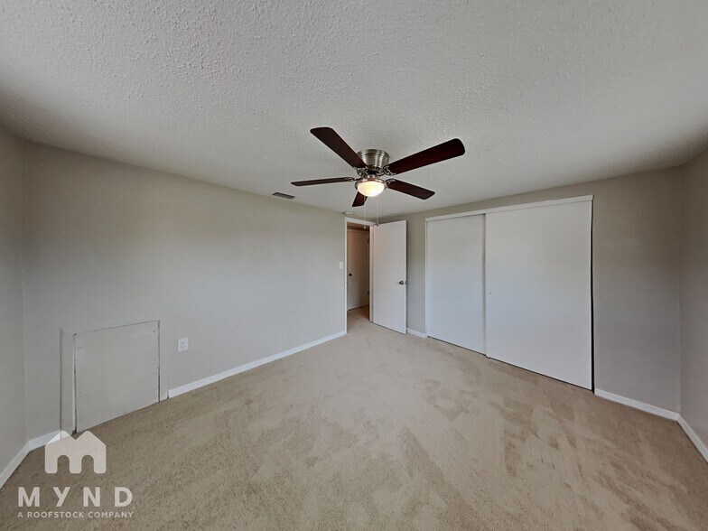 Building Photo - 9724 Lakeside Ln