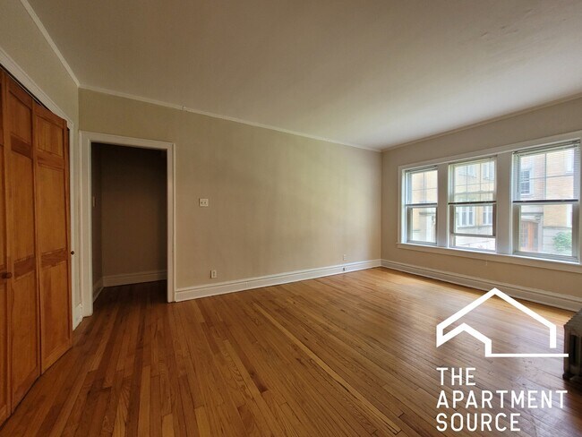 Building Photo - 910 Reba Pl