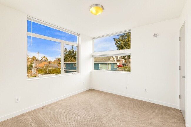 Building Photo - Great City Location - Corner 3 Bedroom Tow...