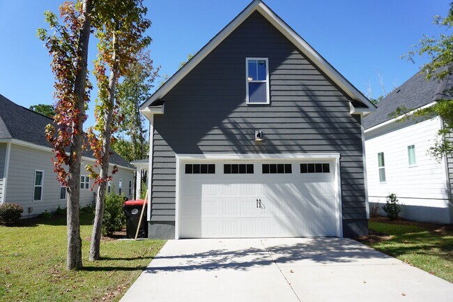 Building Photo - 4BR/3.5BA Home in the Gated Community of R...