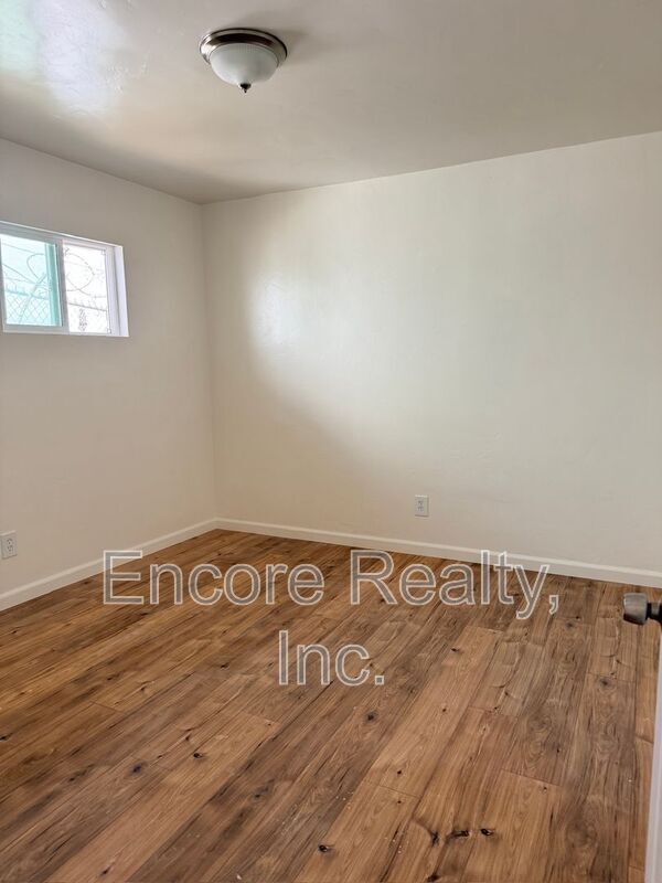 Building Photo - 549 McIntosh St
