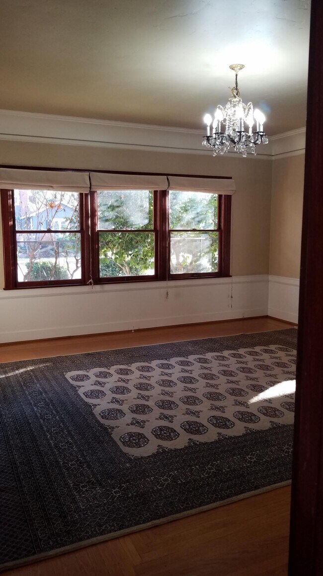Building Photo - 515 5th St