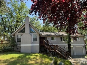 Building Photo - 3 Bedroom 2 Bath Home with Bonus Room larg...