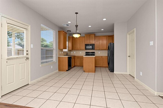 Building Photo - 6443 Applewood Forest Dr