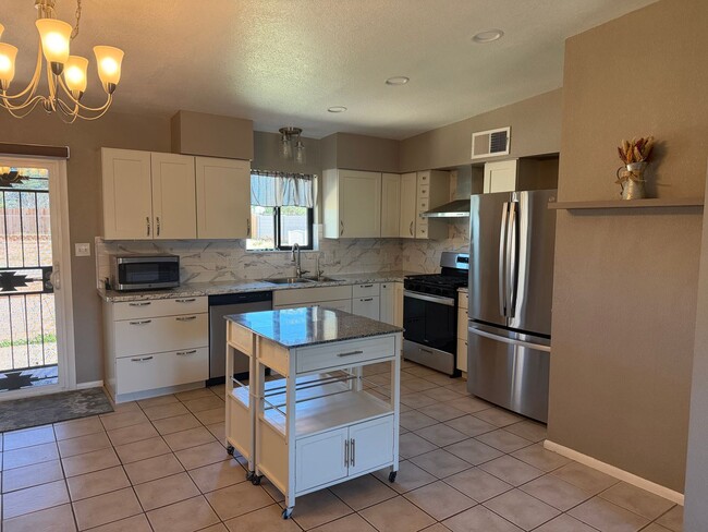 Building Photo - 3 bedroom 2 bath Next to PDS Elementary Sc...