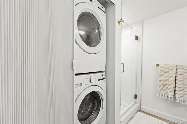 Building Photo - 625 NW North River Dr