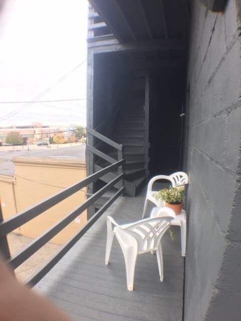 Building Photo - 412 Pleasant St