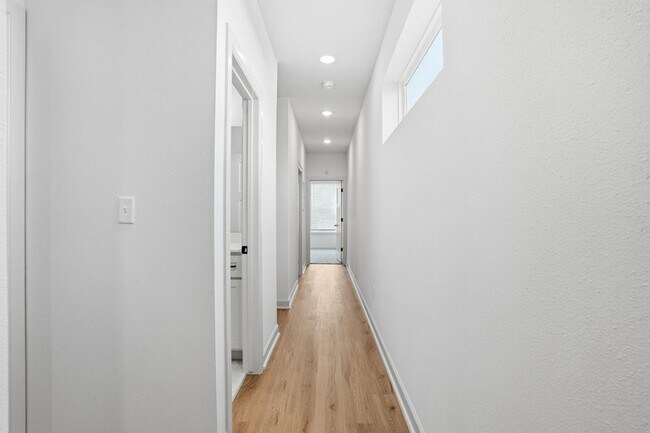 Building Photo - 3 Bed | 2 Bath Luxury Duplex