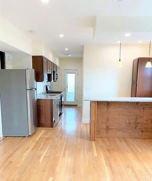 Building Photo - 28R Cherry St