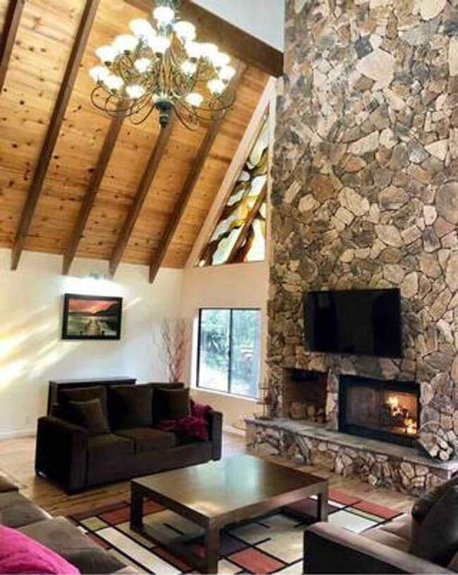 Primary Photo - Great Contemporary Lake View Home above Bu...