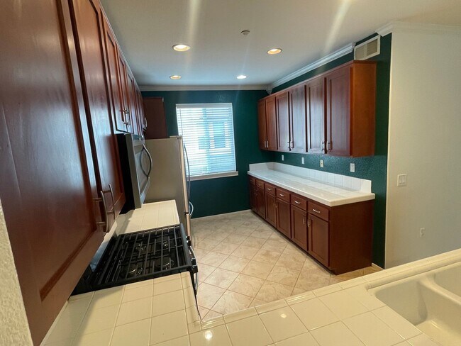 Building Photo - Charming 4 bedroom 4 bathroom in heart of ...