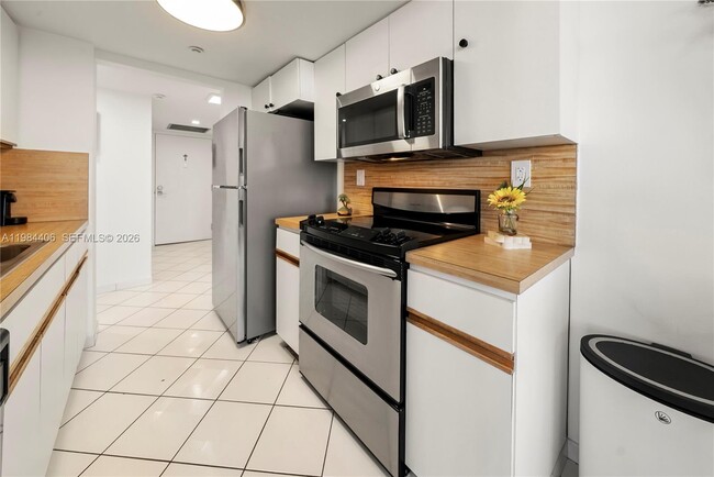 Building Photo - 2555 Collins Ave