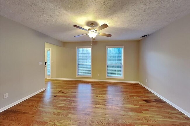 Building Photo - 5027 Wesleyan Dr