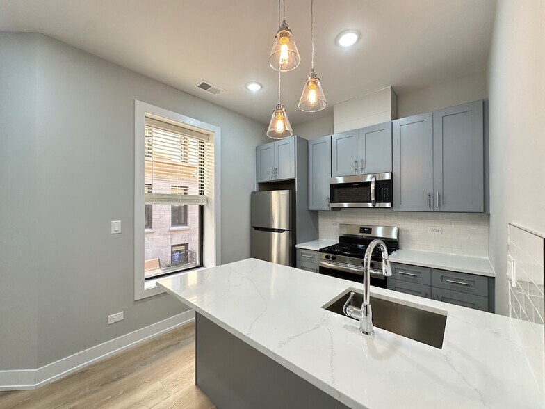 Building Photo - 419 W Belden Ave