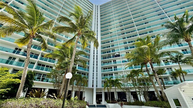 Building Photo - 100 Bayview Dr