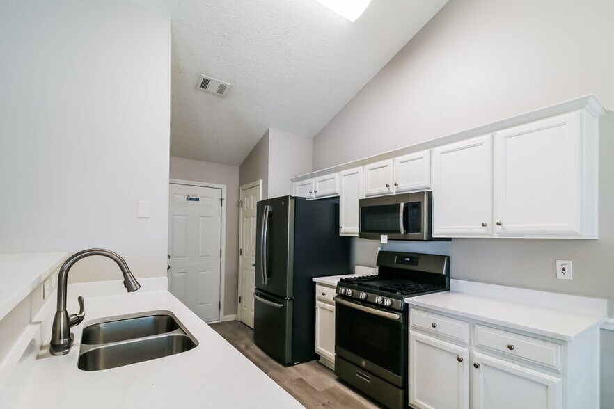 Building Photo - 1500 Logan Ln