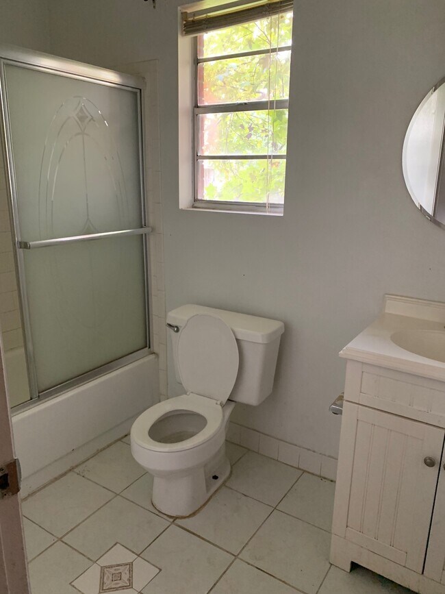 Building Photo - Your Dream Home Awaits in a Charming 3-Bed...