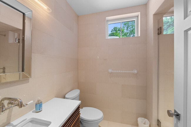 Building Photo - 548 Sylvan Pl