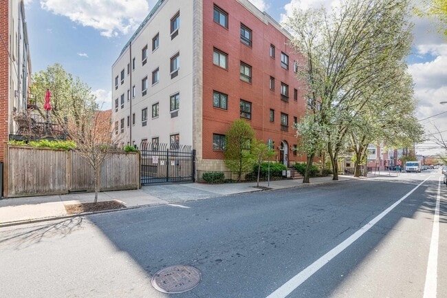 Building Photo - 476 Monmouth St