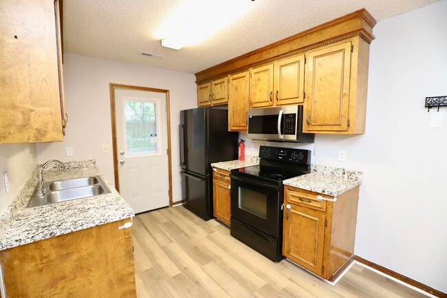 Building Photo - 806 Club Ln