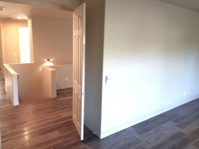 Building Photo - Beautiful, Pet Friendly, Multi-level, 2110 sqft, Luxury Townhouse w/A/C! 3 Bed, 2.5 Bath, + Loft ...