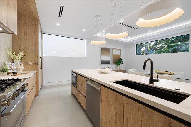 Building Photo - 807 SW 12th Ave