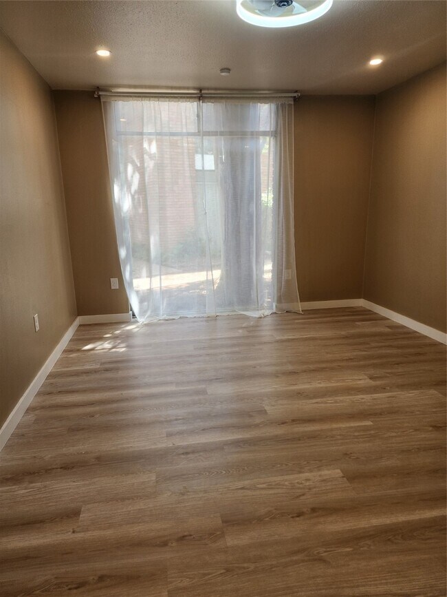 Building Photo - 513 S Post Oak Ln