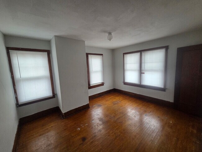 Building Photo - 651 W Wood St