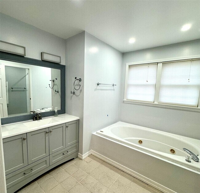 Building Photo - 26 Sallys Ln