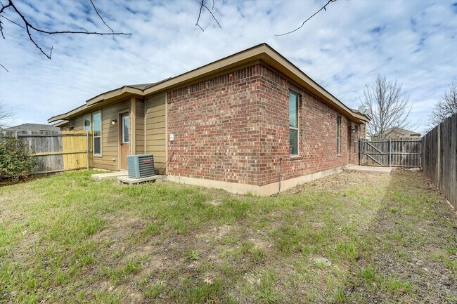 Building Photo - AVAILABLE NOW! Beautiful 3 Bedroom Townhome Located in Georgetown, TX!